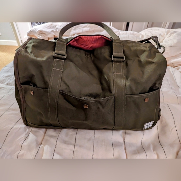 Large Herschel Duffle !!! - Picture 1 of 3